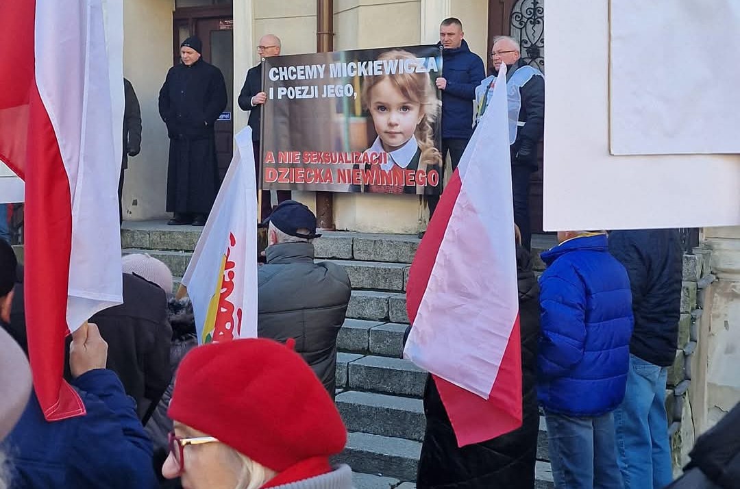 Read more about the article ŚWIEBODZIN. Mieszkańcy protestowali przeciw deprawacji dzieci w szkołach